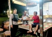 Sambang Poskamling, Bhabinkamtibmas Polsek Purwakarta Cilegon Banten Berikan Semangat dan Bantuan
