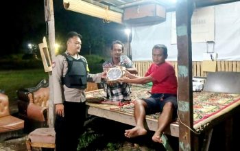 Sambang Poskamling, Bhabinkamtibmas Polsek Purwakarta Cilegon Banten Berikan Semangat dan Bantuan