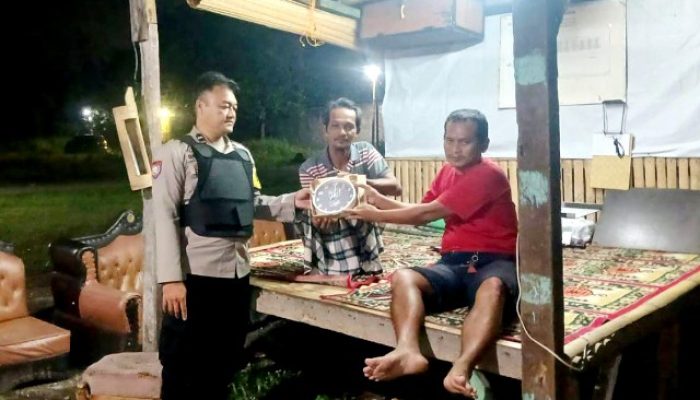 Sambang Poskamling, Bhabinkamtibmas Polsek Purwakarta Cilegon Banten Berikan Semangat dan Bantuan