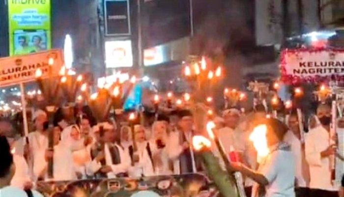Ingin Pamer Atraksi Saat Pawai Obor di Hari Jadi Purwakarta 2026, Wajah Peserta Hangus Terbakar Api