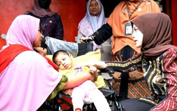 Ketua TP PKK Kota Cilegon Alfi Robinsar Serahkan Bantuan Kursi Roda kepada Penyandang Disabilitas