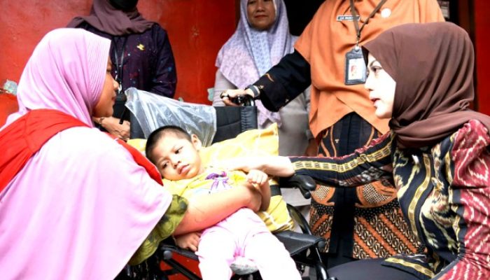 Ketua TP PKK Kota Cilegon Alfi Robinsar Serahkan Bantuan Kursi Roda kepada Penyandang Disabilitas