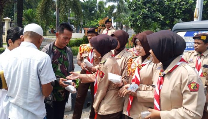 Satbinmas Polres Cilegon Gelar “Jumat Berkah”, Bagikan 110 Nasi Bungkus ke Jamaah dan Ojol